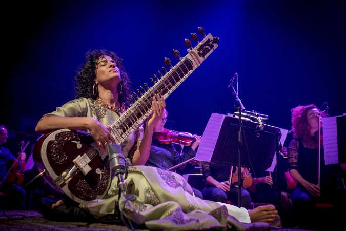  Anoushka Shankar & Manu Delago with MO Strings live at TivoliVredenburg by Tim van Veen